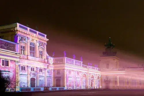 סיור ערב בוורשה שכולל ביקור בתצוגת האורות בגינת ארמון ווילנוב, עם רכב ונהג והדרכת שמע בעברית