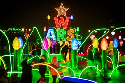 סיור ערב בוורשה שכולל ביקור בתצוגת האורות בגינת ארמון ווילנוב, עם רכב ונהג והדרכת שמע בעברית