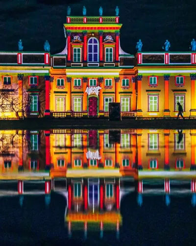 סיור ערב בוורשה שכולל ביקור בתצוגת האורות בגינת ארמון ווילנוב, עם רכב ונהג והדרכת שמע בעברית