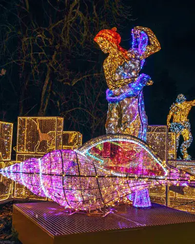 סיור ערב בוורשה שכולל ביקור בתצוגת האורות בגינת ארמון ווילנוב, עם רכב ונהג והדרכת שמע בעברית