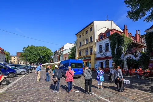 סיור יהודי רגלי עם מדריכה דוברת עברית