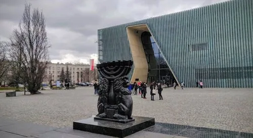 חבילה בהנחה של 2 הסיורים הרגליים בוורשה עם מדריך דובר עברית